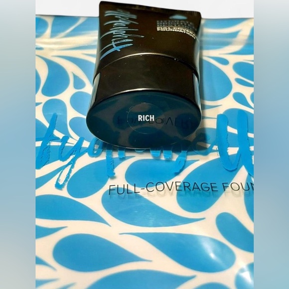 Full Coverage Foundation – Shade: Rich - Picture 4 of 6